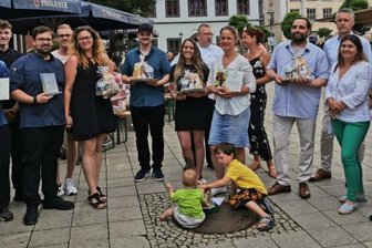 Brauhaus schnappt sich begehrte Trophäe - Die zwei kleinen Hirsch-Ideengeber (vorne Mitte) bei der Verleihung des Goldenen Kochlöffels 2022. 