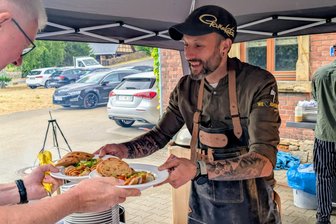 Brauhausfest am Bahnhof in Halsbrücke: Das sind die schönsten Bilder vom ersten Abend - Brauhausfest in Halsbrücke: Sehr beliebt war die Haxe vom Grill, die Sören mit Liebe anrichtete.
