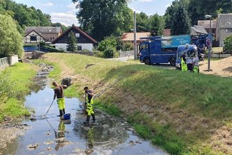 Braune Brühe floss drei Tage lang in Plauen – doch warum reagierte keiner? - Zwav-Mitarbeiter haben im Friesenbach zwei Tage lang mit Rechen und anderen Utensilien Papier und sonstige Reste aus dem Abwasser gefischt. Der Bach in Plauen-Altchrieschwitz führt zurzeit wenig Wasser, dementsprechend hoch dürften die Schadstoffwerte liegen. Gemessen wurde nicht.