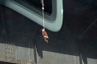Braune Puppe an Brücke in Schwarzenberg hat wohl ein Nachspiel - Diese Puppe baumelte in Schwarzenberg an einer Brücke.
