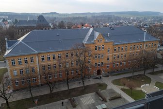 Braunfäule und Porenschwamm: Wie die Schäden an dieser Schule im Vogtland entstanden sind - Schäden an der Deckenkonstruktion in der Trützschler-Schule müssen beseitigt werden.