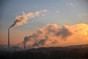 Braunkohleausstieg in Chemnitz: Die wichtigsten Fragen vor der letzten Schicht im Heizkraftwerk - Vergangenheit und Zukunft: Der große Schornstein des Chemnitzer Heizkraftwerkes wird am Donnerstag zum letzten Mal qualmen. Das neue Gasmotorenkraftwerk rechts neben den Kühltürmen ist bereits in Betrieb.