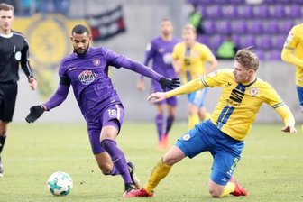 Braunschweiger vermiesen die Auer Eröffnungsfeier - Bei Eintracht Braunschweig kamen am Sonntag im Erzgebirgsstadion mit Patrick Schönfeld (rechts), Steve Breitkreuz (2. von rechts, im Duell mit Cebio Soukou), Jan Hochscheidt und Louis Samson gleich drei Profis zum Einsatz, die bereits für die Auer gespielt haben.