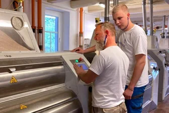 Braunsdorf liefert Mehl für 350 Bäckereien - Müller Sven Barthel und Lehrling Lorenz Schild überwachen die Walzenstühle, die das Mehl mahlen.