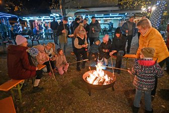 Braunsdorf: Mit Knüppelkuchen und Lampions in das Reformationstags-Wochenende - Die jüngsten Baunsdorfer waren zum Knüppelkuchen-Backen eingeladen.
