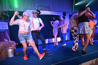 Braunsdorfer Karnevalisten begrüßen Kuppelqueen Inka Bause - Inka Bause (Lars Meinig) und Reporter Ernst Lachnicht-Gerhard (Marcus Zamzelli) führen den Polka-Schreittanz zur Kandidaten-Schau an.