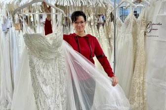Brautausstatterin aus dem Erzgebirge zeigt Teile der neuen Kollektion zur Messe in Chemnitz - Siiri Uhlmann nimmt auch dieses figurbetonte Paillettenkleid mit angeknöpfter Schleppe mit zur Präsentation nach Chemnitz.