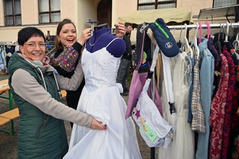 Brautkleider, Haushaltsgeräte, Rennbahnen: Was beim Flohmarkt in Gahlenz über den Tisch geht - Lysann Reinwarth (l.) und Linda Dietze hatten beim Flohmarkt in Gahlenz Bekleidung samt Accessoires dabei.