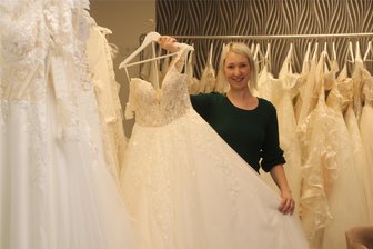 Brautmodengeschäft in Augustusburg will expandieren - Susi Nötzel freut sich, dass ihr Braut- und Festmodengeschäft in Augustusburg so gut angenommen wird.
