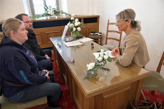 Brautpaare schauen sich auf der Augustusburg um - Samira Wunsch und Robert Wobst aus Flöha ließen sich auf der Augustusburg von Standesbeamtin Nicole Berger beraten.