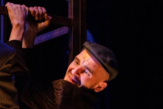 Alexander Ganz-Kuhl (Mitte mit hellen Stiefeln) in einer kleineren Rolle in dem Brecht-Stück "Dreigroschenoper" am Deutschen Theater in Almaty in Kasachstan.