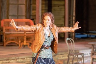 Bravo-Rufe im Plauener Stadtpark: Theater serviert "Liebestrank" - Stopp! An dieser Aufführung führt kein Weg vorbei. Dafür sorgt in entscheidendem Maß Sopranistin Christina Maria Heul in der Rolle der schönen und reichen Gutsbesitzerin Adina. Auf den Liebestrank lässt sie sich nicht ein, sondern vertraut vielmehr auf weibliche Waffen. Damit klappt's am Ende auch beim Habenichts Nemorino (Tenor André Gass).