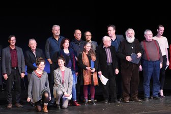 "Bravo"-Rufe - Theater setzt Zeichen für Humanismus - Ehemalige und aktuelle Schauspielerinnen, Schauspieler, Regisseure und Intendanten des Chemnitzer Theaters standen am Freitag im Schauspielhaus auf der Bühne.
