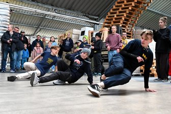 Breakdance, Burger und Basteln - So lief das große Angrillen in Hainichen - Die Breakdancer aus Frankenberg sorgten beim Angrillen in Hainichen für Stimmung.