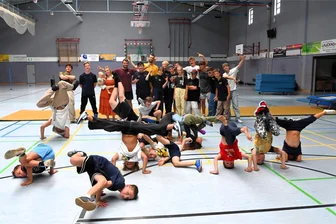 Breakdancer erobern Hainichen: Broken Beat Crew mit zwei Auftritten - Die Teilnehmer des Sommercamps der Broken Beat Crew haben am Freitag im Sportforum in Hainichen trainiert.