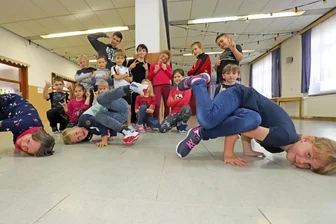 Breaking: Kinder schnuppern in künftig olympische Tanzsportart - Dennis Weyreder alias Denzko (hinten) mit den Kindern vom Breakdance-Kurs im Jugendfreizeitzentrum Brand-Erbisdorf. 