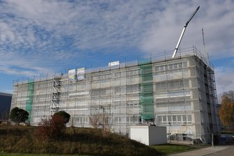 Brecht-Gymnasium Haus 2 in Schwarzenberg holt künftig Sonnenstrom vom Dach - Haus 2 des Bertolt-Brecht-Gymnasiums in Schwarzenberg ist derzeit für eine Dachsanierung komplett eingerüstet.