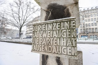 Brechts Lobgedichte: Wo die „1000 Augen der Partei“ in Chemnitz noch immer wachen - Das „Lob der Partei“ stammt aus dem Lehrstück „Die Maßnahme“, das Bertolt Brecht 1929 bis 1930 geschrieben haben soll.