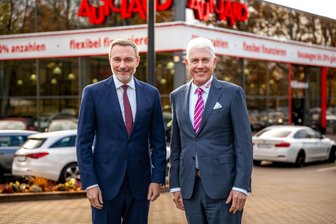 Brehna, Chemnitz und Leipzig statt New York: Ex-FDP-Chef Christian Lindner heuert bei ostdeutschem „Autodiscounter“ an - Ex-FDP-Chef Christian Lindner (links) macht sein Hobby zum Beruf: Der bekennende Porsche-Fahrer steigt bei Autoland-Gründer Wilfried Wilhelm Anclam in den Autohandel ein.