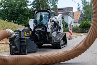 Breitband: Nochmals Infotermin geplant - In Wechselburg nimmt der Breitbandausbau Fahrt auf. Mitarbeiter der Bergert Hoch- und Tiefbau GmbH verlegen Schutzrohre für die Glasfaserleitungen in Seitenhain mit einem Saugbagger.