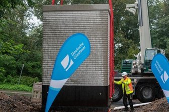 Breitband: Projekt bis Sommer fertig - Ein Glasfaserhauptverteiler wurde im September 2021 in Rochlitz aufgestellt. Er bildet das Herzstück zwischen der Fernleitung und neuen Glasfaserleitungen für Kunden in Rochlitz, Zettlitz und Seelitz.