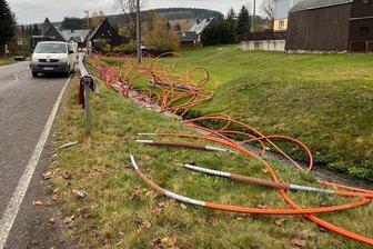 Breitband trifft auf Wirklichkeit: Warum das schnelle Internet im Erzgebirge so lange braucht - Breitbandausbau in Cämmerswalde, Ortsteil von Neuhausen: Zig Meter Kabel liegen auf der Wiese neben dem Dorfbach. Der Ausbau geht voran, aber schleppend.