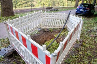 Breitband: Was wird aus den Baugruben in Breitenau? - Offene Baugruben, teils mit Kabeln, hat die Firma Nes-Mir im Oederaner Ortsteil Breitenau hinterlassen, hier etwa am Wildgatter an der Mondscheinmühle. Bis zum Winter sollen sie verschlossen sein.