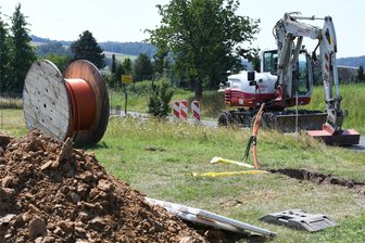 Breitbandausbau: Einzige Zufahrt nach Sörnzig in Kürze dicht - Leerrohre für Glasfaserkabel werden am Ortseingang von Sörnzig verlegt. In Kürze beginnen weitere Arbeiten.