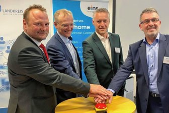 Breitbandausbau im Landkreis Zwickau: Eins Energie will jetzt über 60 Millionen Euro mehr! - Beim offiziellen Start des Breitbandausbau-Projektes im Juni 2022 im VW-Bildungsinstitut: Dirk Orlamünder (Ministerium, v. l.), Roland Warner (Eins Energie), Landrat Carsten Michaelis und Holger Naduschewski (VW).