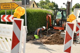 Breitbandausbau in Erlau: So lange müssen Autofahrer noch an der Ampel warten - An der Rochlitzer Straße in Erlau, nahe Ortsausgang Richtung Rochlitz, wird für den Breitbandausbau gearbeitet.
