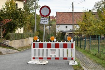 Breitbandausbau in Königsfeld: Sperrungen am Schlossteich - Ein Teil der Unteren Dorfstraße ist für die Bauarbeiten bereits gesperrt, gebaut wurde am Donnerstag noch nicht.