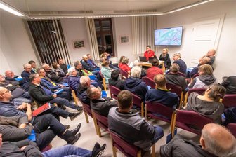 Breitbandausbau in Wolkenburg: Riesiges Interesse im Limbach-Oberfrohnaer Ortsteil - Bis auf den letzten Platz ist der Raum im Wolkenburger Rathaus gefüllt. Für alle, die am Mittwochabend draußen bleiben mussten, gibt es am 4. April eine Folgeveranstaltung.