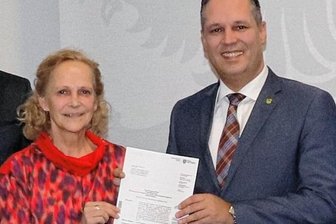 Breitbandausbau: Jetzt legt auch der Kreis los - Staatssekretärin Ines Fröhlich übergibt den Förderbescheid Landrat Rico Anton. 