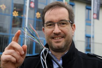Breitbandausbau: Wir hatten das Glück des Tüchtigen - Patrick Kühni mit dem Glasfaserkabel, welches Bandbreiten für private Haushalte von bis zu 300 Megabit pro Sekunde ermöglicht.