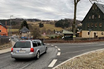 Breitbandnetz in Schwarzenberg: Bauarbeiten machen weitere Straßensperrungen notwendig - Der Kreuzungsbereich Dorfstraße/Schulstraße in Bermsgrün wird ab 5. Februar für den Durchgangsverkehr gesperrt.