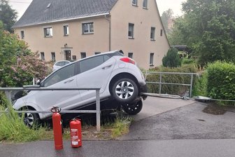 Breitenau: Brückengeländer verhindert Bachsturz - Das Unfallauto rutschte am Sonntag in Breitenau beinahe in den Bach.