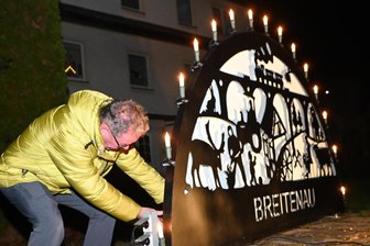 Breitenau: Schwibbogen leuchtet im Ortszentrum - Ortsvorsteher Reinhard Walle schließt den neuen Schwibbogen ans Netz an.