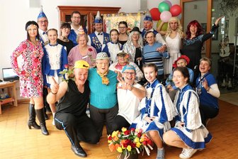 Breitenauer Carneval Club bietet Fasching auf Rädern - Mitglieder des Breitenauer Carneval Clubs machten mit dem „Gute-Laune-Bus“ auch im Alten- und Pflegeheim „Zum Pfarrberg“ in Eppendorf Station.