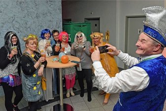 Breitenauer Narren heben zum Weiberfasching ab ins All - 