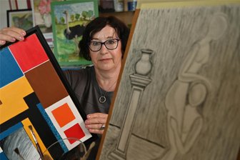 Breites Spektrum an Stilen und Techniken: Christine Nitzsche stellt in Lunzenau aus - Die Berthelsdorfer Künstlerin Christine Nitzsche bereitet eine Ausstellung im Lunzenauer Ratssaal vor. Dafür entstehen auch neue Arbeiten wie die Kohlezeichnung im Vordergrund, die noch nicht fertig ist.