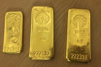 Bremer findet drei Goldbarren und geht zum Fundbüro - Ein Mann aus Bremen hat in einem alten Küchenschrank diese Goldbarren gefunden und sie zum Fundbüro gebracht. Der Familienvater hatte den Schrank zuvor bei einer Möbelbörse erstanden.