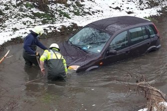 Bremsen nicht richtig gezogen - Auto rollt in Bach -