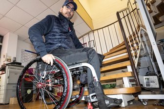 Bremst die Zwickauer CDU eines ihrer Mitglieder aus? - Treppen kommt Norman-Patrick Dietz nicht ohne Hilfe hoch. Außerdem benutzt er einen Sportrollstuhl, der ebenfalls nicht zum Tragen geeignet ist.