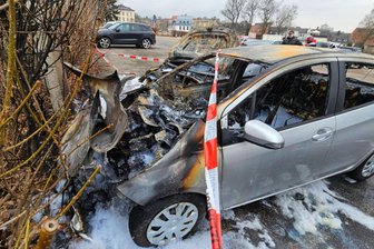 Brennende Autos in Burgstädt: Polizei geht von Brandstiftung aus - In der Nacht zu Montag brannten in Burgstädt mehrere Autos.