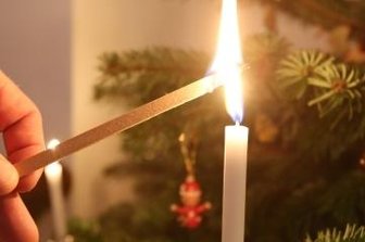 Brennende Bäume eher die Ausnahme - Brennende Kerzen sollten nie unbeaufsichtigt bleiben.