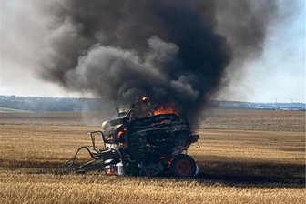 Brennende Ballenpresse in Rossau ruft Feuerwehr auf den Plan - Auf einem Feld am Auenweg in Niederrossau hat eine Ballenpresse gebrannt.