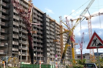Brennende Baukräne in Leipzig alarmieren die Politik - Rußgeschwärzte Kräne stehen an einer Großbaustelle. Am frühen Donnerstagmorgen wurde die Feuerwehr zu brennenden Baukränen gerufen, die Polizei vermutet Brandstiftung und schließt einen politischen Hintergrund nicht aus.