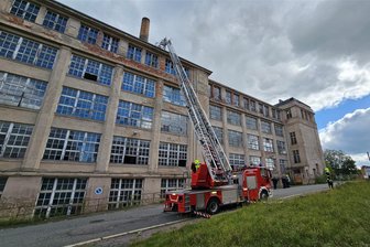 Brennende Dachpappe: Zündler in Chemnitzer Wanderer-Areal unterwegs - Augenzeugen berichteten von Personen, die auf dem Dach waren. Dann brannte Dachpappe.