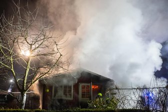 Brennende Laube erhellt Plauener Abendhimmel - Feuerwehreinsatz am Samstagabend in der Kleingartenanlage „An der Linde“ in Plauen.