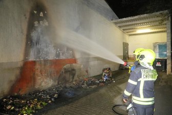 Brennende Müllcontainer an Einkaufsmarkt - Polizei ermittelt wegen Brandstiftung -